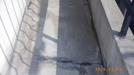 ベランダひび割れ
