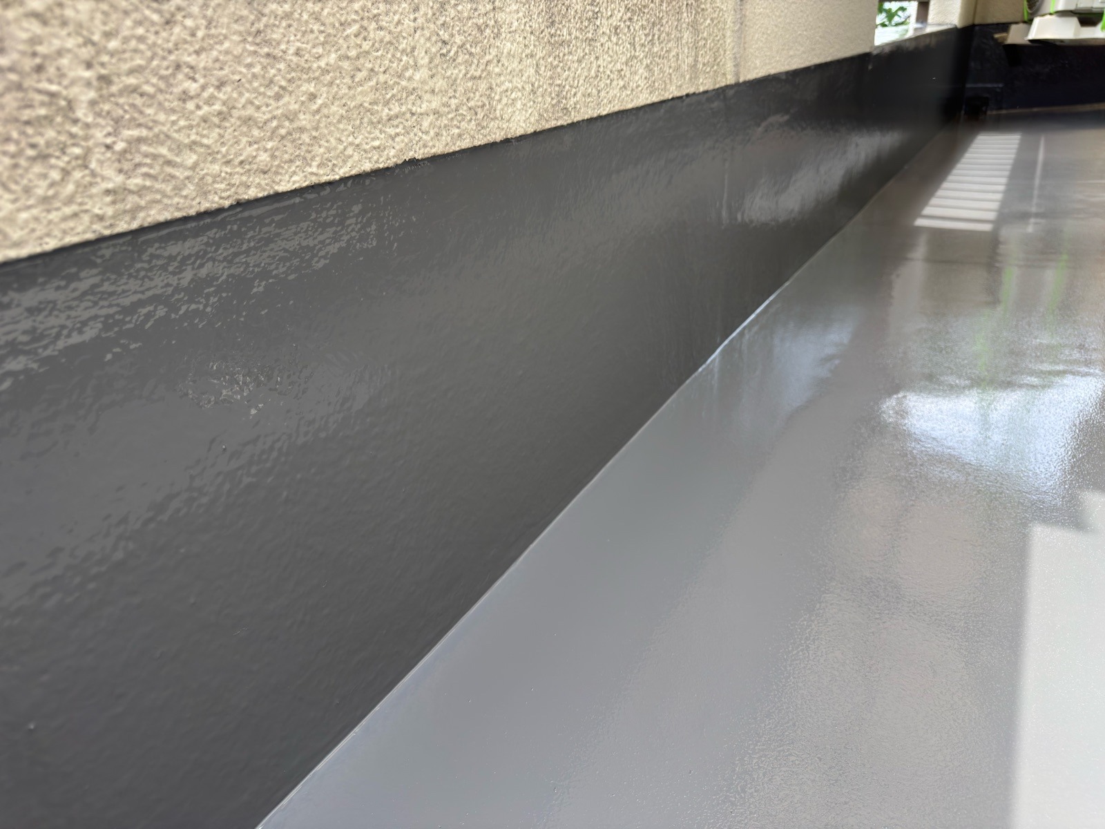 ベランダ防水工事施工後（通気緩衝工法ウレタン防水仕上げ）