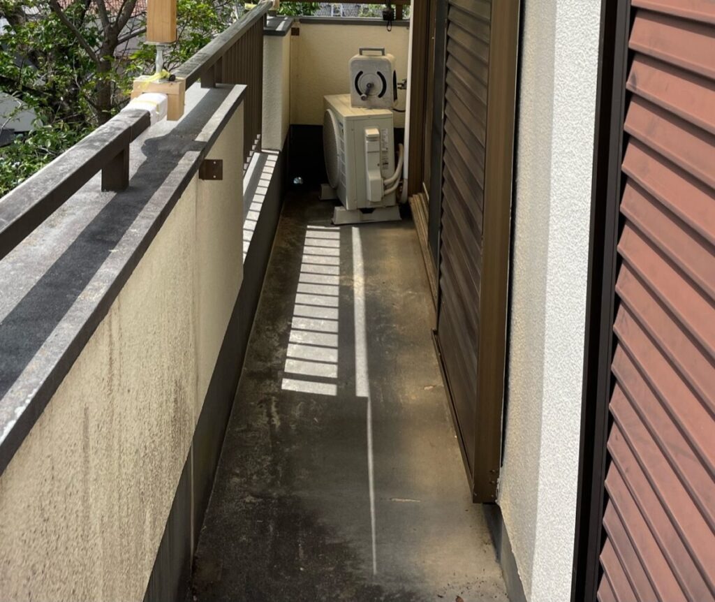 ベランダ防水工事施工前（経年劣化で汚れや傷みが目立つ）